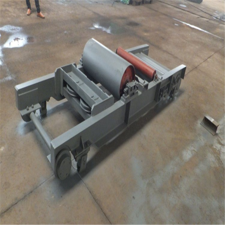 Conveyor belt gravity take-up system