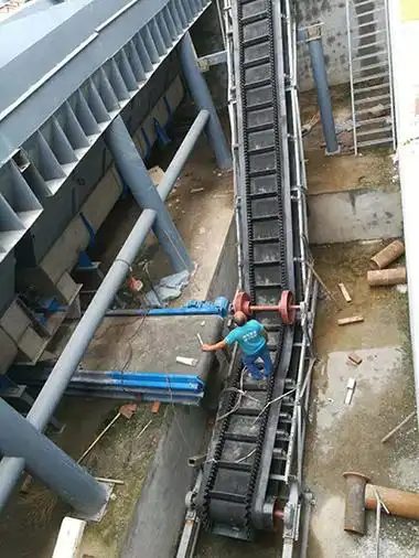Steep angle inclined conveyor with corrugated sidewall belt